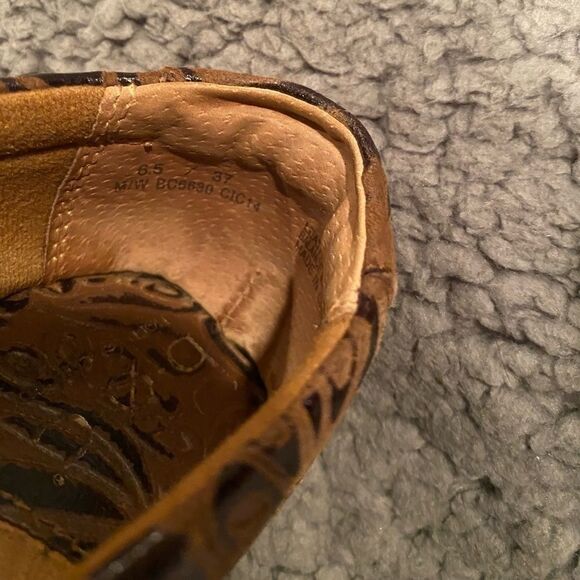 BORN B.O.C Leather Peggy Paisley Mule/Clog Sz 8.5 - Picture 2 of 9